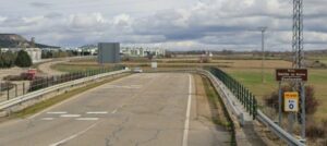 Puente de acceso a Renault desde Villamuriel de Cerrato con señalización de carretera