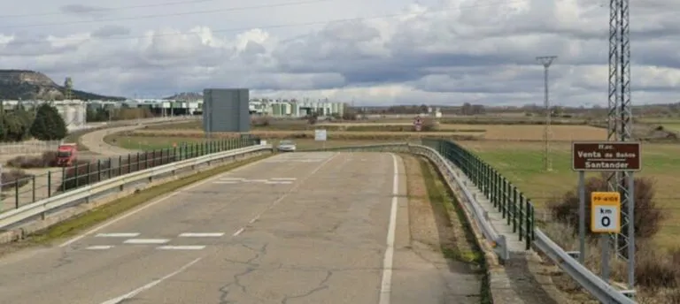 Puente de acceso a Renault desde Villamuriel de Cerrato con señalización de carretera