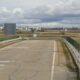 Puente de acceso a Renault desde Villamuriel de Cerrato con señalización de carretera