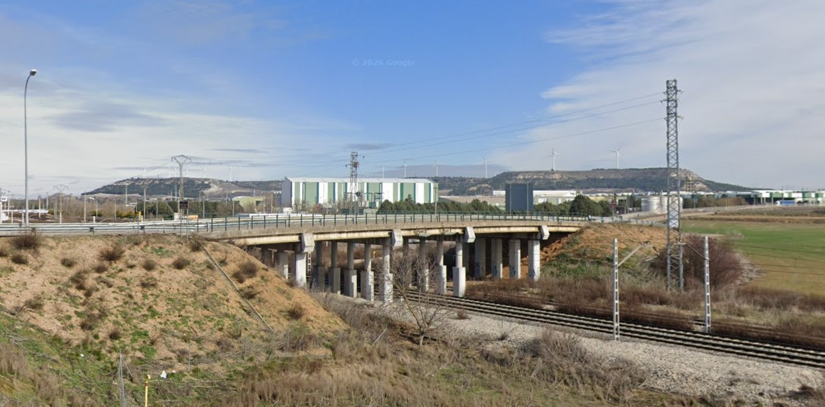 Puente PP-4105 sobre las vías del tren en Villamuriel de Cerrato