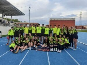 Equipo Puentecillas celebrando su subcampeonato en atletismo