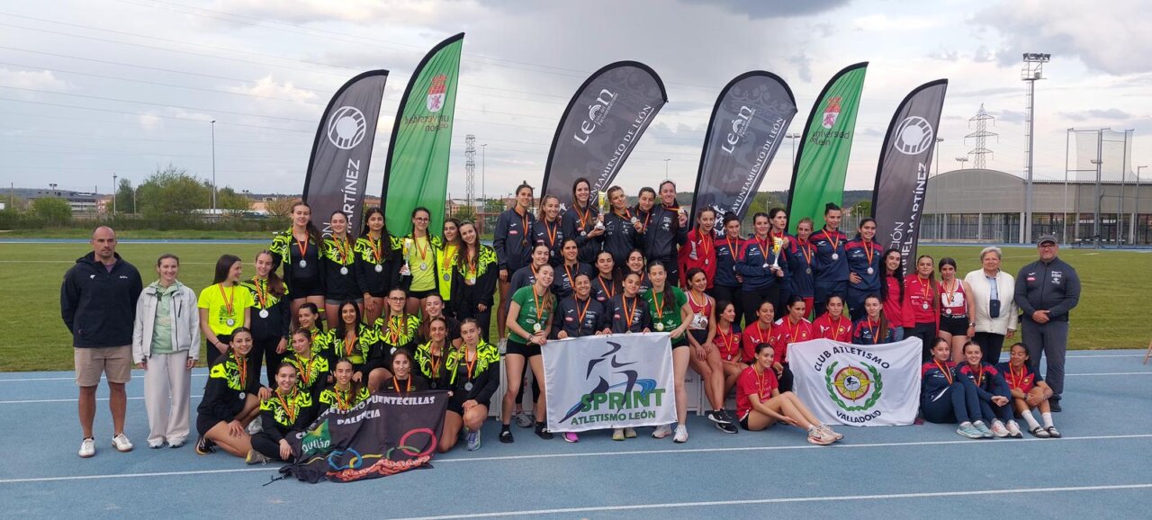 Equipo femenino del Club Puentecillas posando con medallas en campeonato de atletismo