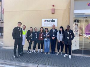 Grupo de estudiantes en la puerta de Seda en Palencia