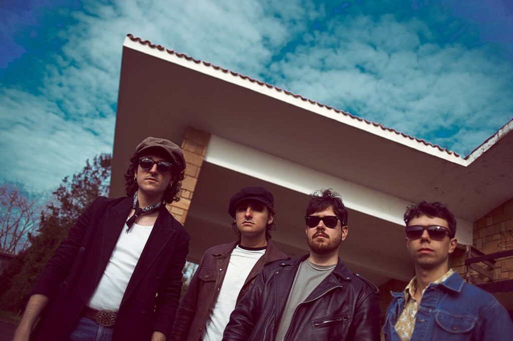 Los miembros de la banda Querida Margot posando en un evento musical