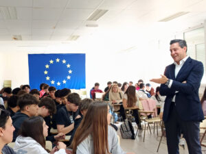 Raúl de la Hoz interactuando con estudiantes en jornada educativa sobre la Unión Europea.