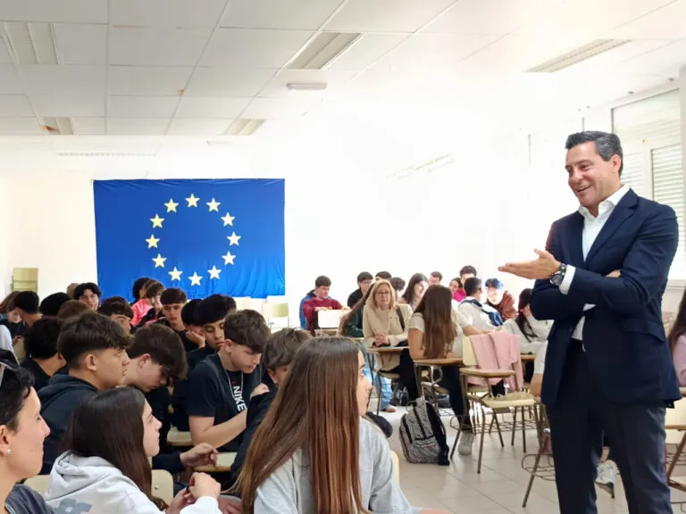 Raúl de la Hoz interactuando con estudiantes en jornada educativa sobre la Unión Europea.