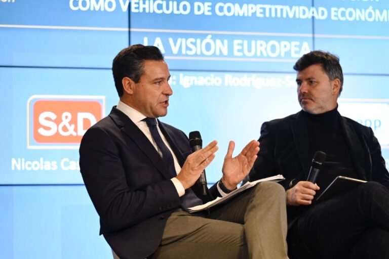 Raúl de la Hoz discutiendo sobre recarga ultrarrápida de vehículos eléctricos