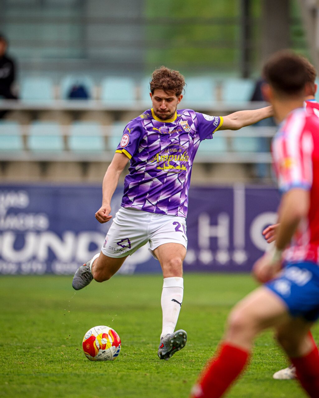 Jugador del Palencia Cristo Atlético en acción durante un partido de fútbol