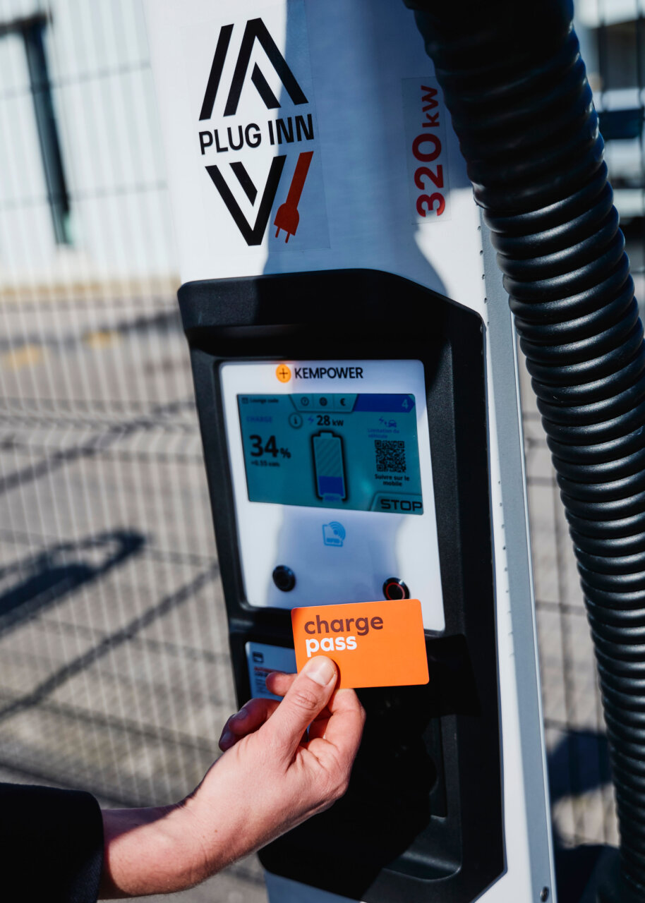 Estación de recarga eléctrica Plug Inn con tarjeta Charge Pass