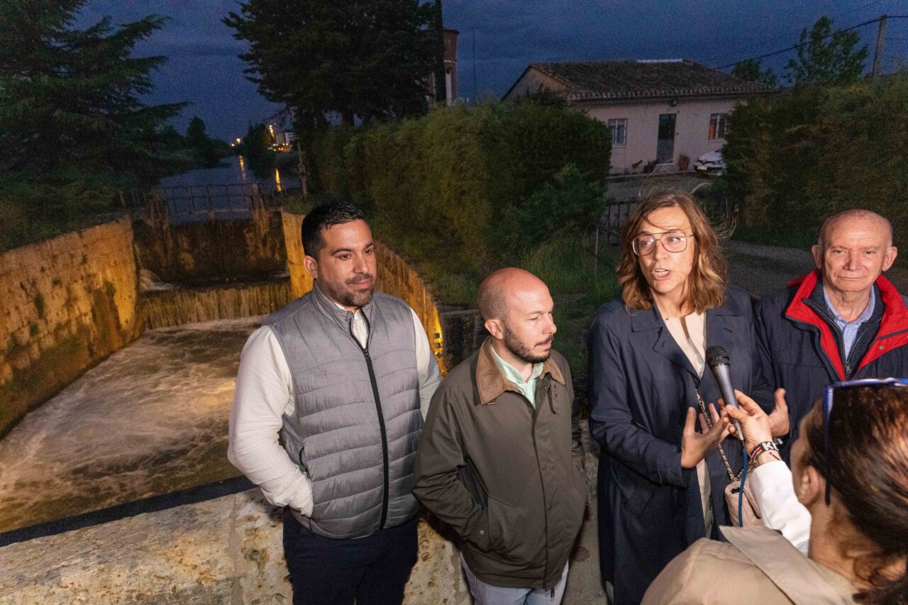 Grupo de personas en la esclusa 33 de Villamuriel de Cerrato por la noche