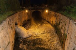 Vista nocturna de la esclusa 33 iluminada en Villamuriel de Cerrato