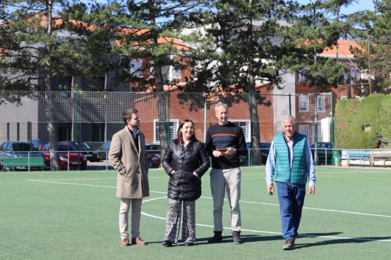 Grupo de personas en el campo de fútbol de San Telmo