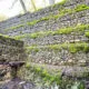 Estructuras de piedra en laderas restauradas en Saldaña con vegetación
