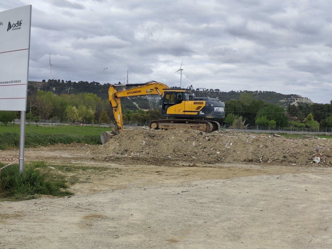 Excavadora trabajando en la retirada de tierras contaminadas en Palencia