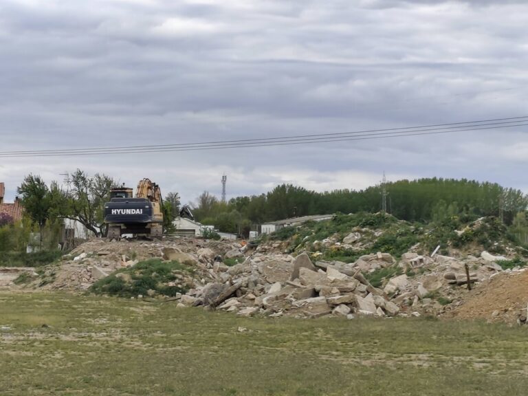 Excavadora trabajando en un vertedero de tierras contaminadas en Palencia