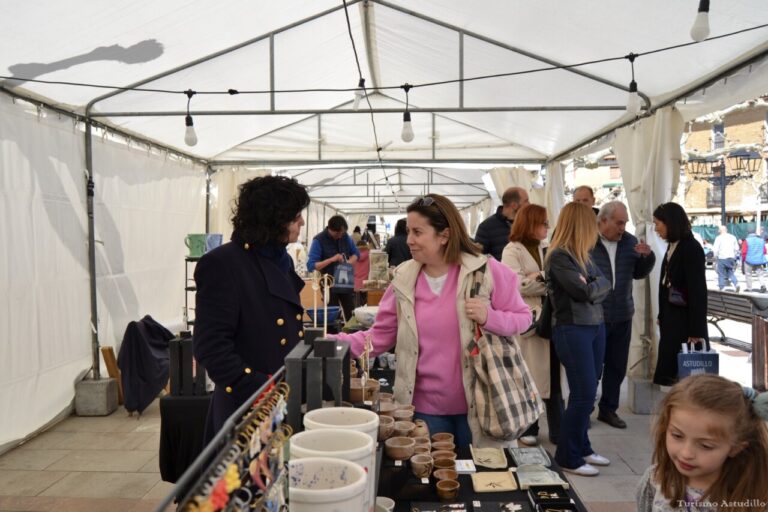 Participantes en la Feria de Cerámica durante el Revoloteo del Estandarte en Astudillo
