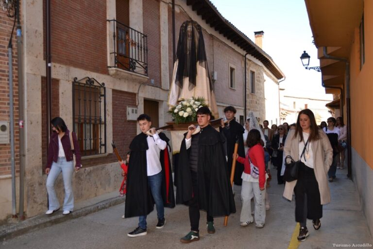 Participantes en la procesión del Revoloteo del Estandarte en Astudillo.