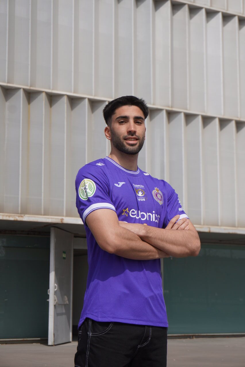 Roberto Sánchez posando con la camiseta del Palencia Cristo Atlético