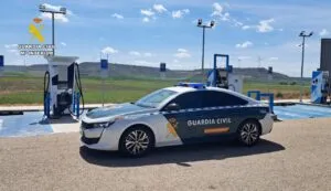 Vehículo de la Guardia Civil en una estación de recarga de vehículos eléctricos