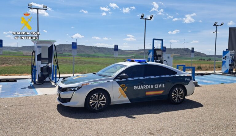 Vehículo de la Guardia Civil en una estación de recarga de vehículos eléctricos
