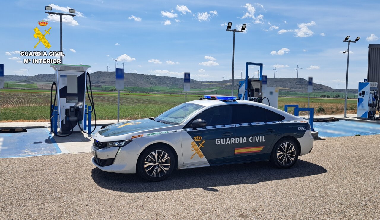 Vehículo de la Guardia Civil en una estación de recarga de vehículos eléctricos