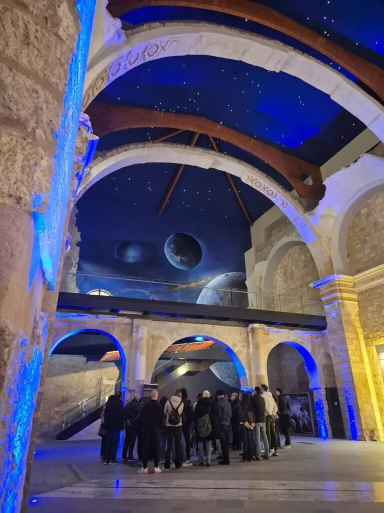 Interior del San Pedro Cultural con visitantes durante Semana Santa
