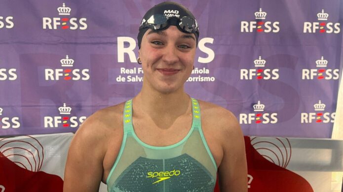 Sandra Santos sonriente tras romper récord de Europa en salvamento
