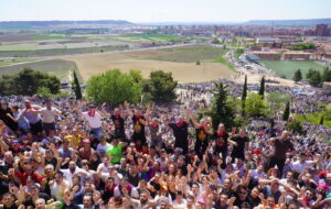 Multitud de personas celebrando en el festival de Santo Toribio de Liébana