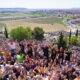 Multitud de personas celebrando en el festival de Santo Toribio de Liébana