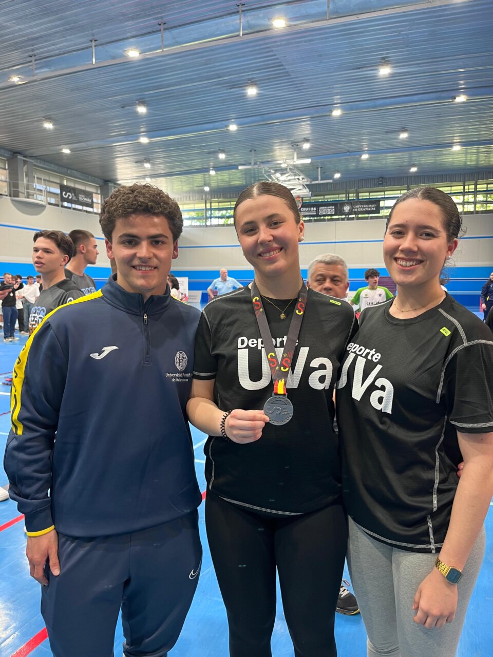 Sara Atienza con medalla de plata en campeonato de karate
