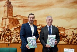 Dos hombres sosteniendo un informe sobre el hidrógeno renovable en Castilla y León