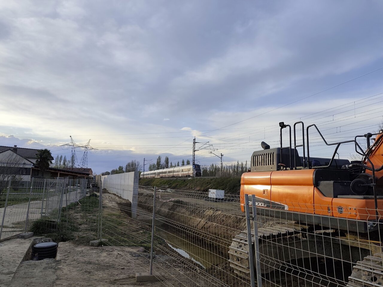 Obras de construcción de la salida del AVE hacia León desde Palencia
