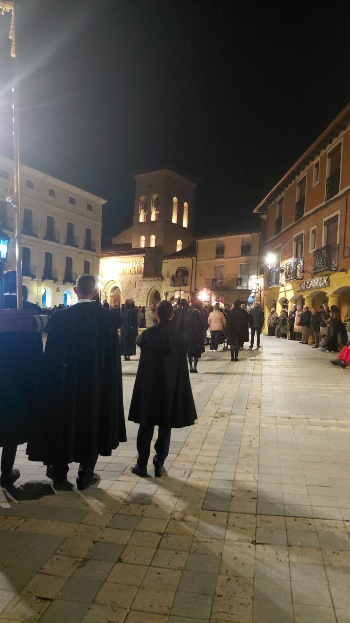 Desfile nocturno de Semana Santa en Carrión de los Condes con cofrades