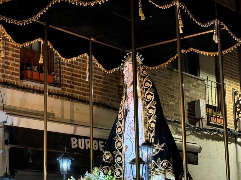 Procesión de Semana Santa en Carrión de los Condes con imagen religiosa