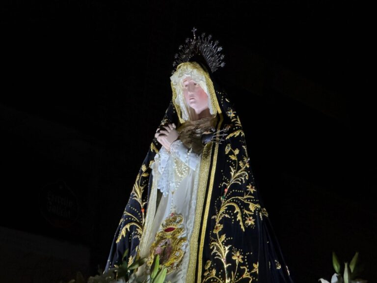 Imagen de la Virgen en la procesión de Semana Santa en Carrión de los Condes
