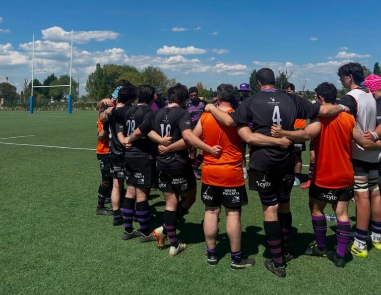 Jugadores del Silicius PRC en una reunión tras un partido de rugby