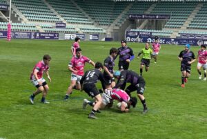 Jugadores de rugby en acción durante el partido de semifinales.