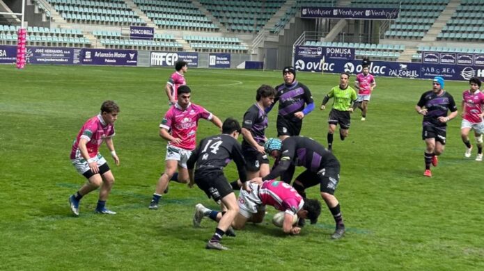 Jugadores de rugby en acción durante el partido de semifinales.