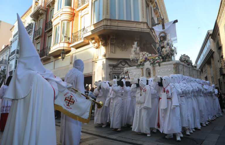 Procesión de la Soledad de la Virgen en Palencia con cofrades y paso