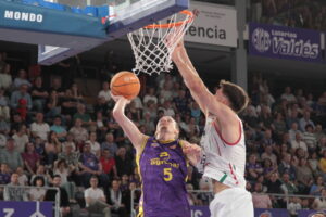 Jugador del Súper Agropal Palencia intentando encestar durante un partido de baloncesto.