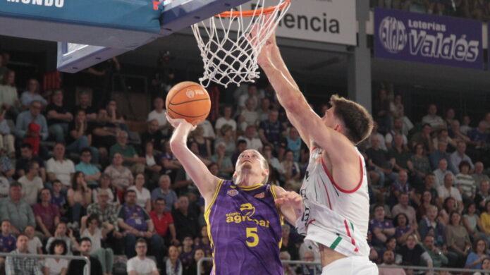 Jugador del Súper Agropal Palencia intentando encestar durante un partido de baloncesto.