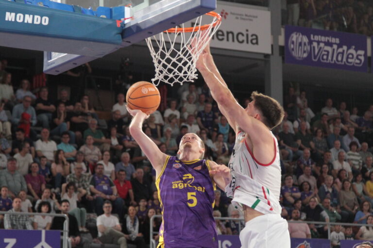 Jugador del Súper Agropal Palencia intentando encestar durante un partido de baloncesto.
