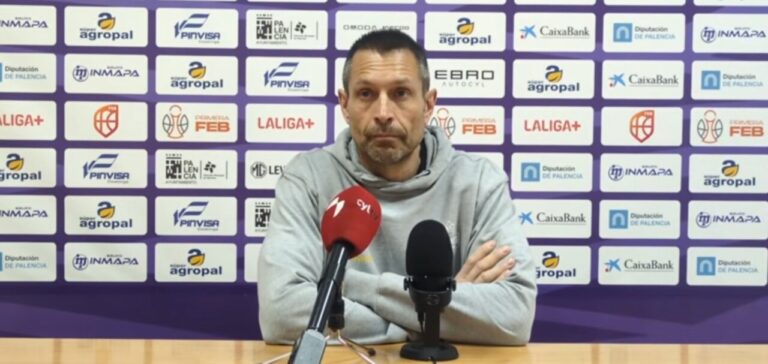 Entrenador del Súper Agropal Palencia en rueda de prensa