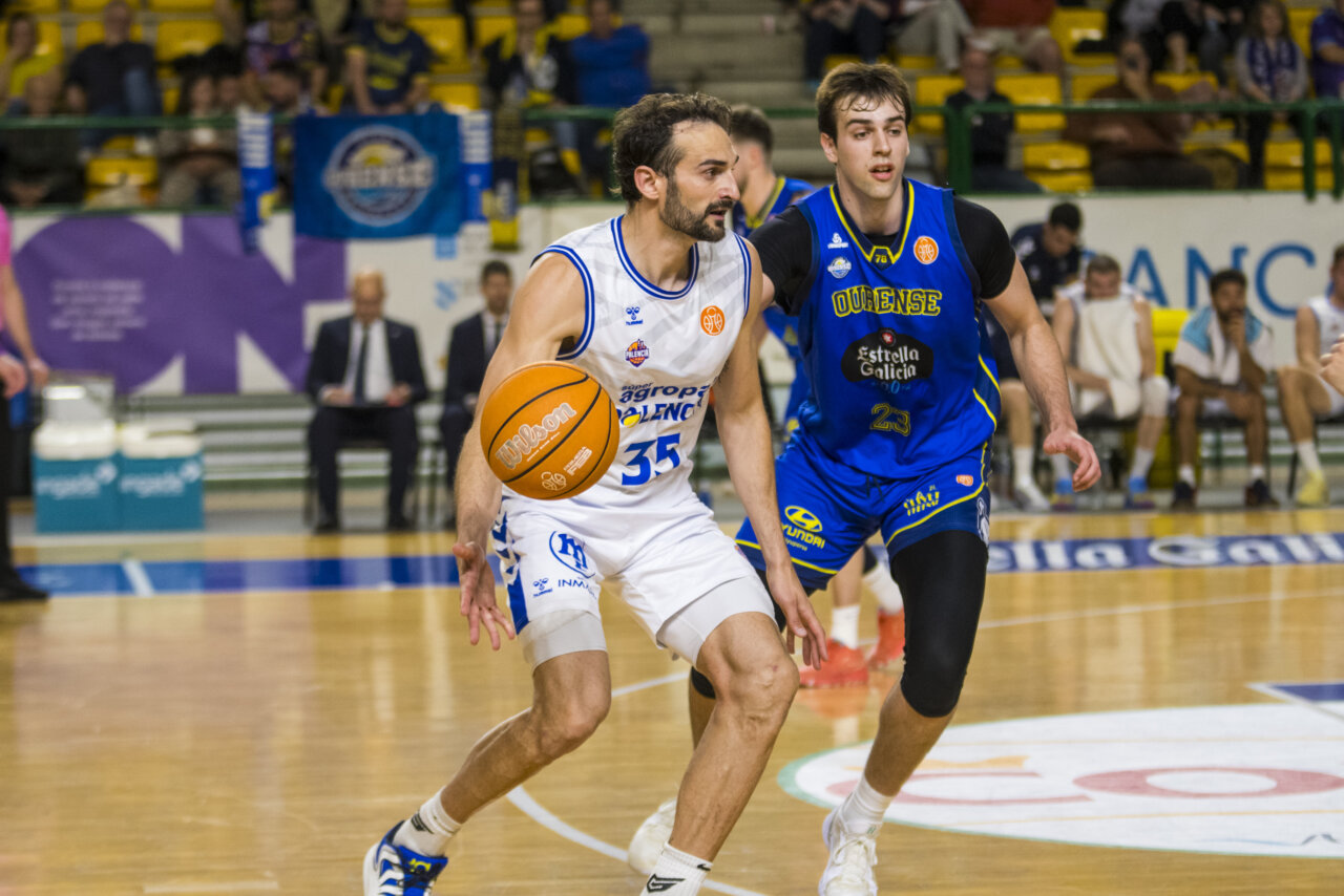 Jugador del Súper Agropal Palencia driblando el balón durante un partido