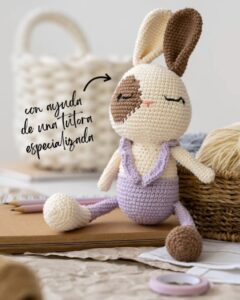 Muñeco de peluche tejido a mano en un taller de arte