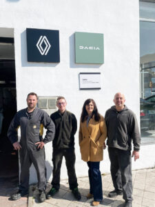 Equipo de Talleres Vian frente a su taller de mecánica y carrocería