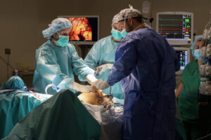 Equipo médico realizando un procedimiento quirúrgico con tecnología avanzada