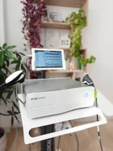 Equipo de terapia de ondas de choque en un entorno clínico moderno