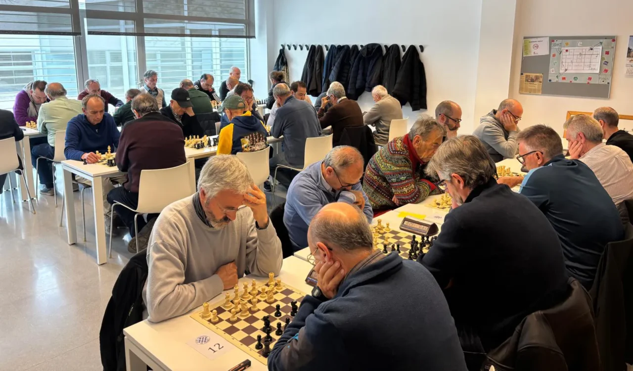 Jugadores concentrados en un torneo de ajedrez en Paredes de Nava.