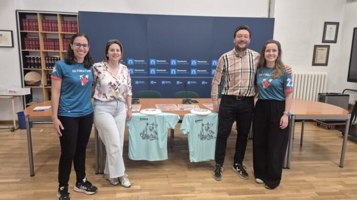 Presentación del torneo nacional de Ultimate Frisbee en Astudillo con organizadores y participantes.